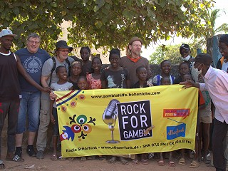 Kinder machen Radioprogramm aus Gambia